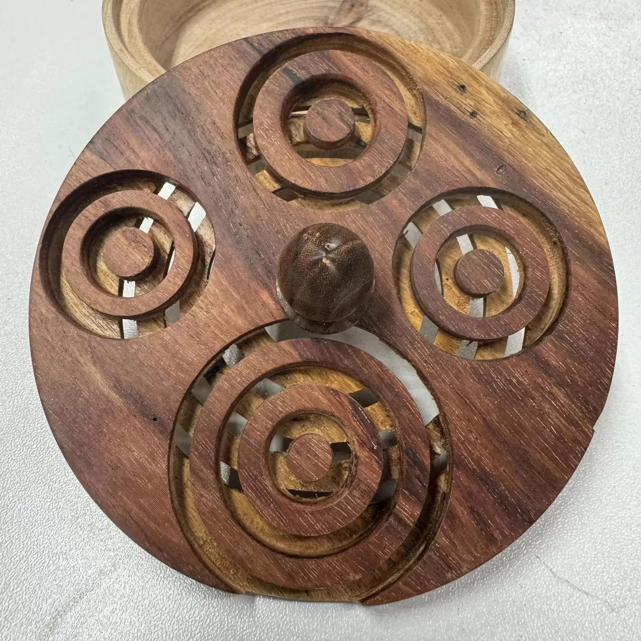 四體盒蓋鏤空小盤香爐 視角 2